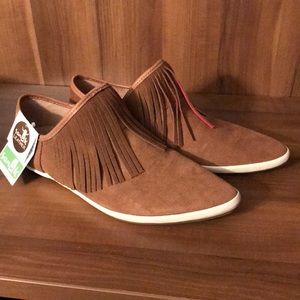 W kat fringe in chestnut size 8 by sanuk